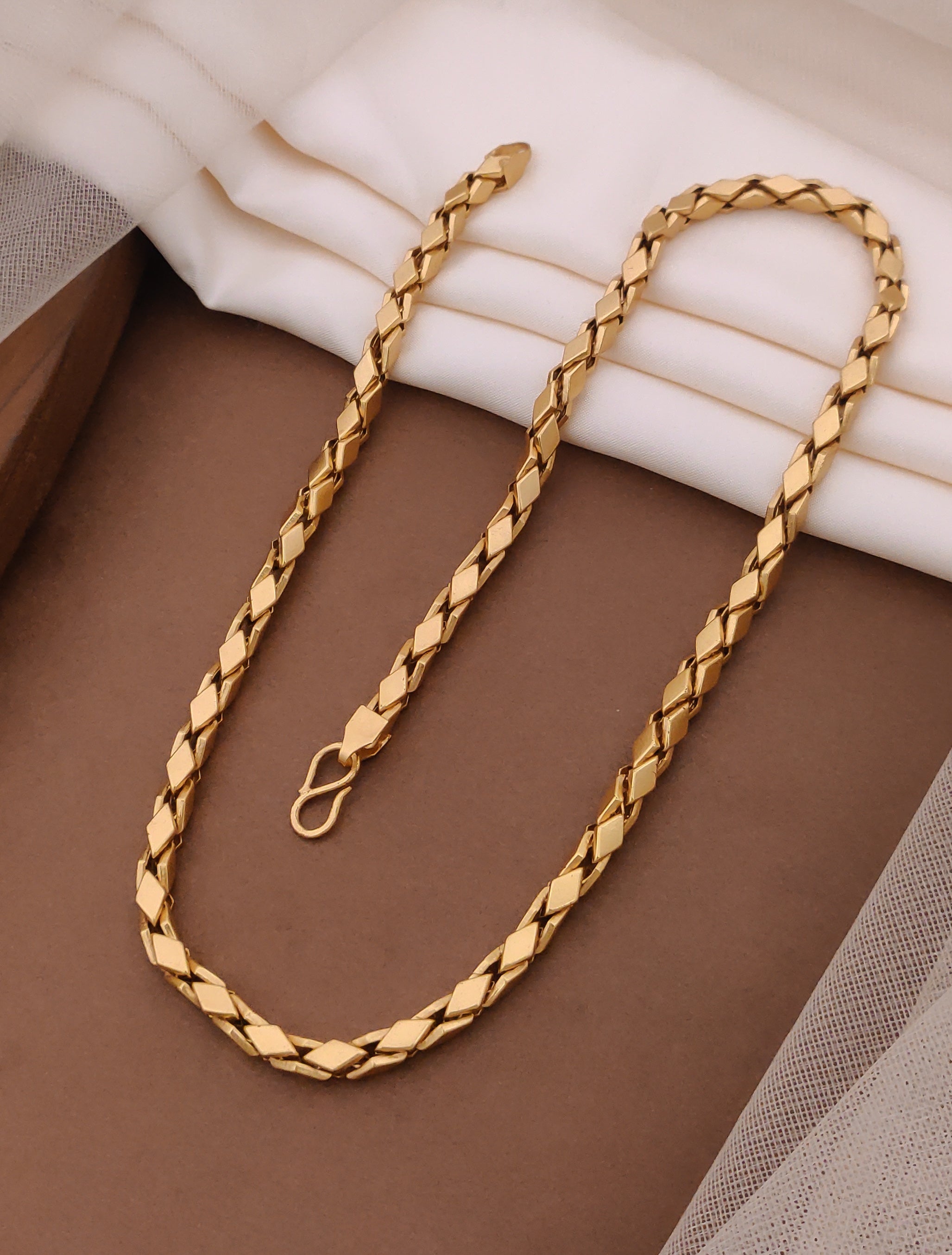Mayro Leaf Shape Brass Material with micro Gold Polish Chain for Men